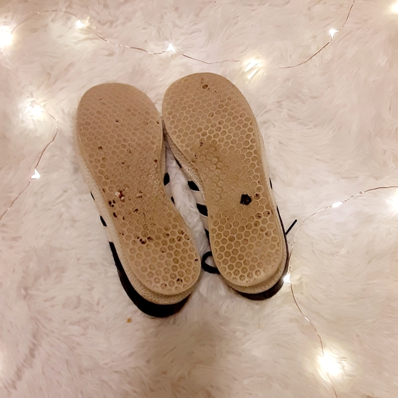 ๐ SOLD! Gazelle Adidas Kids - Picture 3 of 5